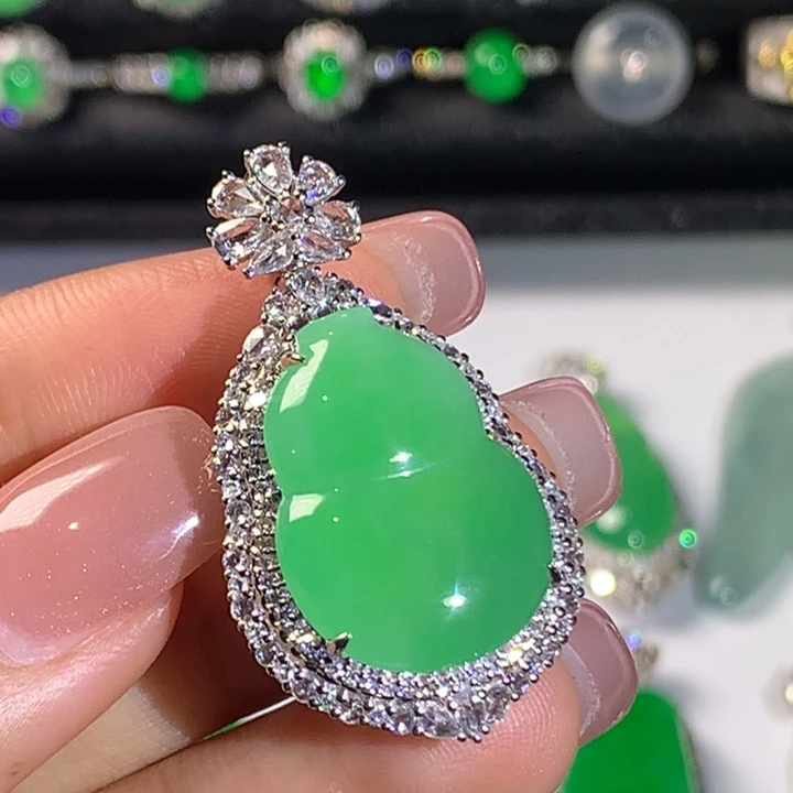 翡翠18K金镶嵌颈饰葫芦