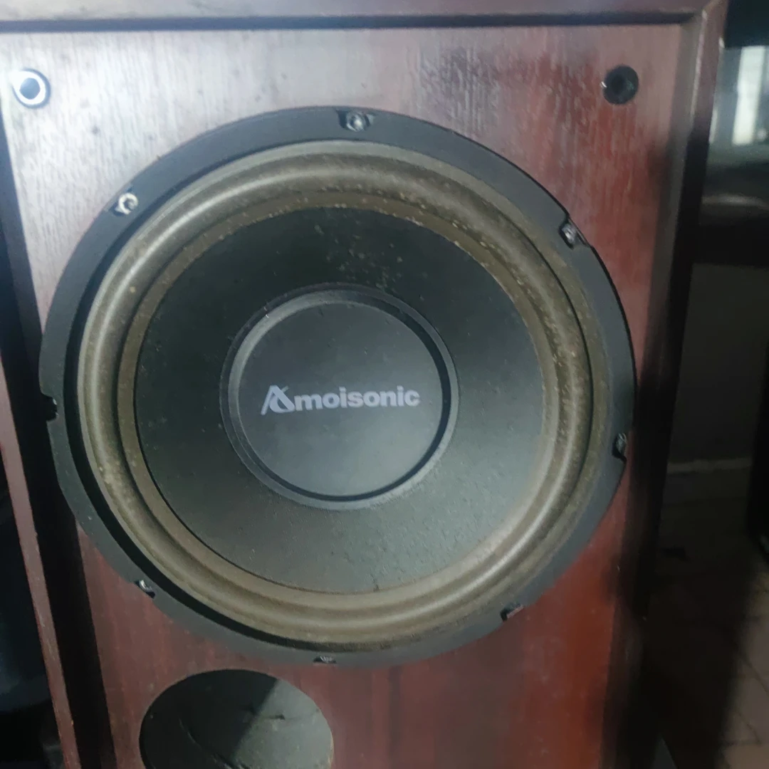 8新  10寸低音炮一台，成色如图，不包邮费，不支持七天无理由退货