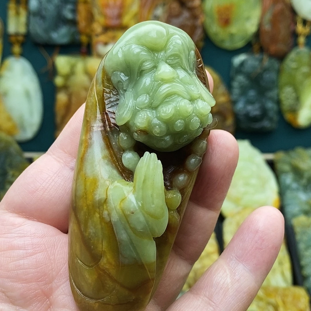 蛇纹石玉未镶嵌颈饰达摩手把