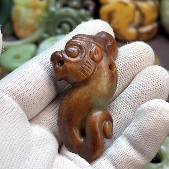 未镶嵌岫岩河磨玉（透闪石质玉）车挂军