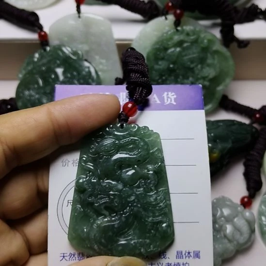 翡翠未镶嵌颈饰挂件