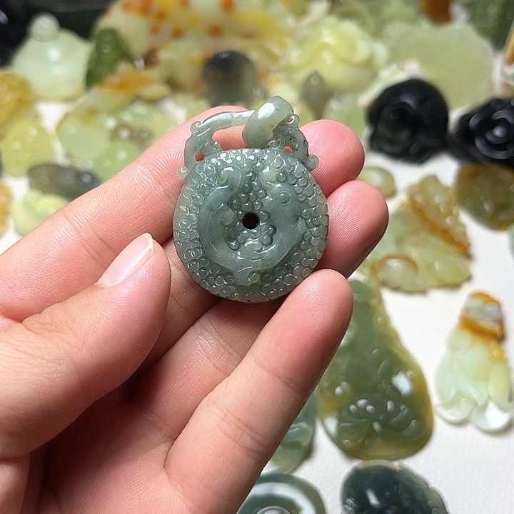 未镶嵌蛇纹石玉颈饰