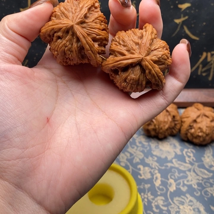 禁***文玩核桃吊坠白狮子