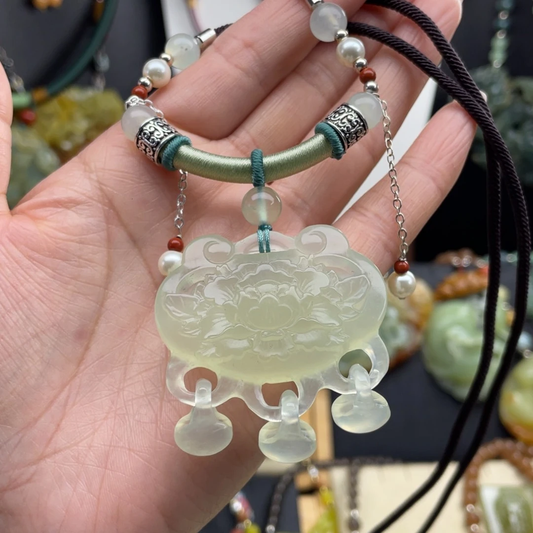 蛇纹石玉未镶嵌颈饰