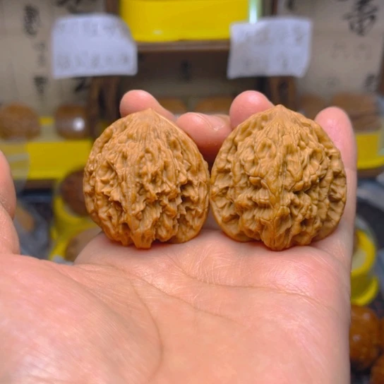 文玩核桃吊坠虎头