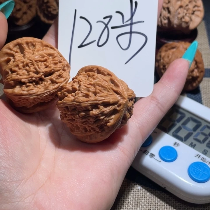 大***鹏文玩核桃吊坠白狮子