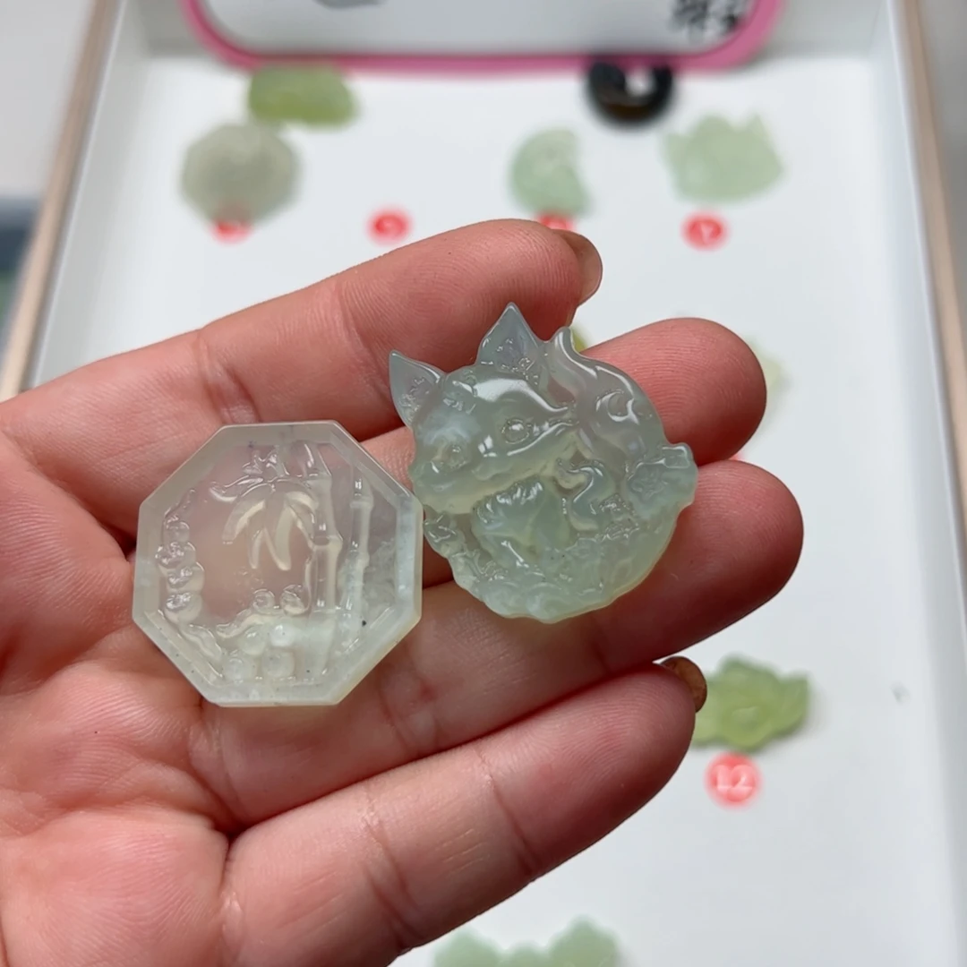 兔***说蛇纹石玉未镶嵌颈饰