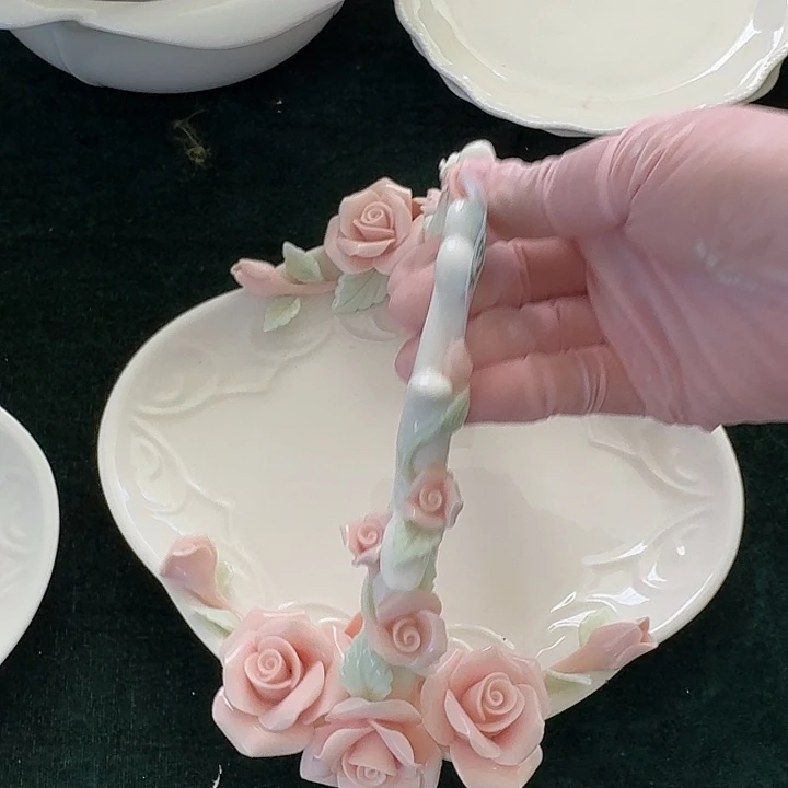 粉色手工捏花提篮盘