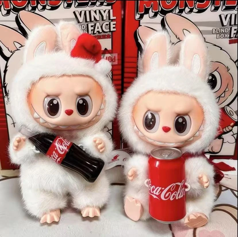 2025新款三代可乐款系列坐坐派对潮玩搪胶毛绒钥匙挂件创意玩偶