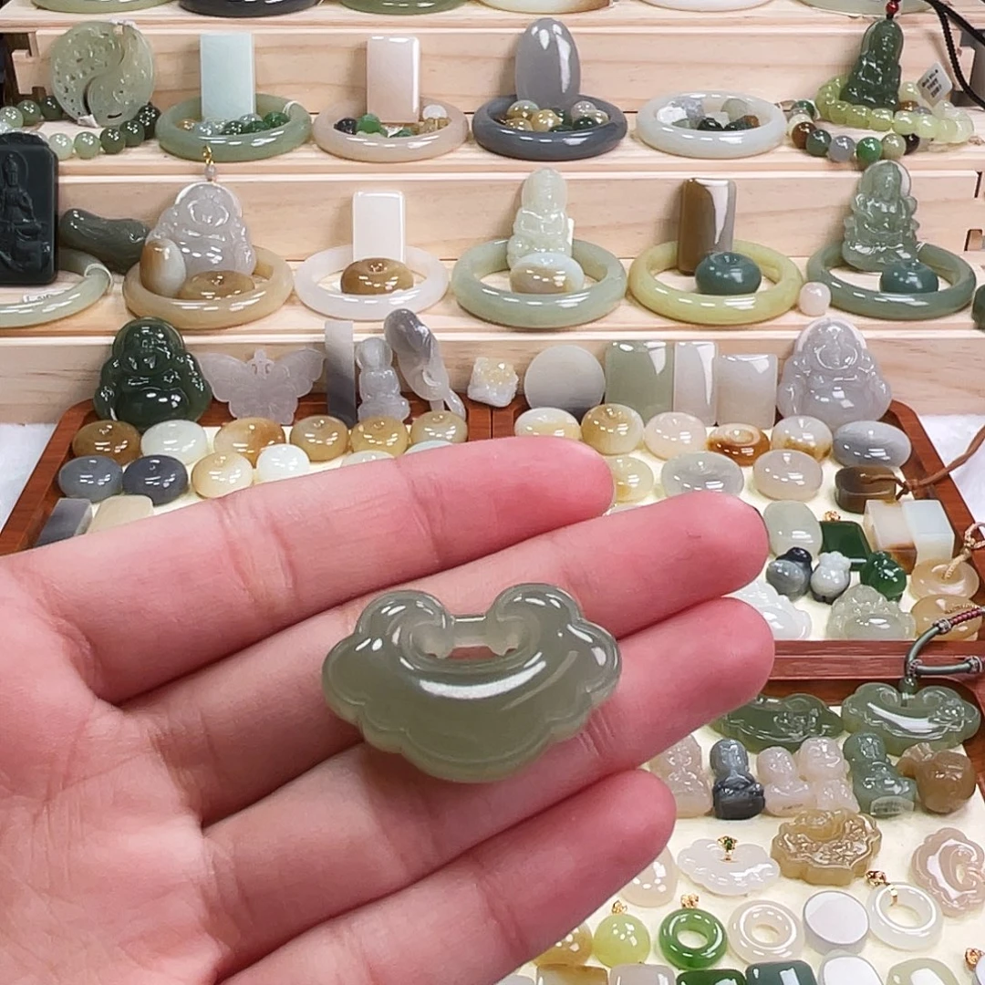 和田玉未镶嵌吊坠(赠链)