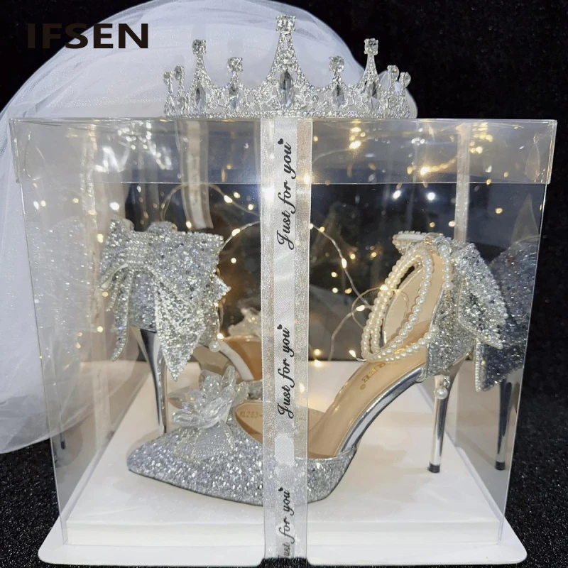 IFSEN高跟鞋女气质成年礼一字扣带水晶婚鞋银色蝴蝶结凉鞋尖头