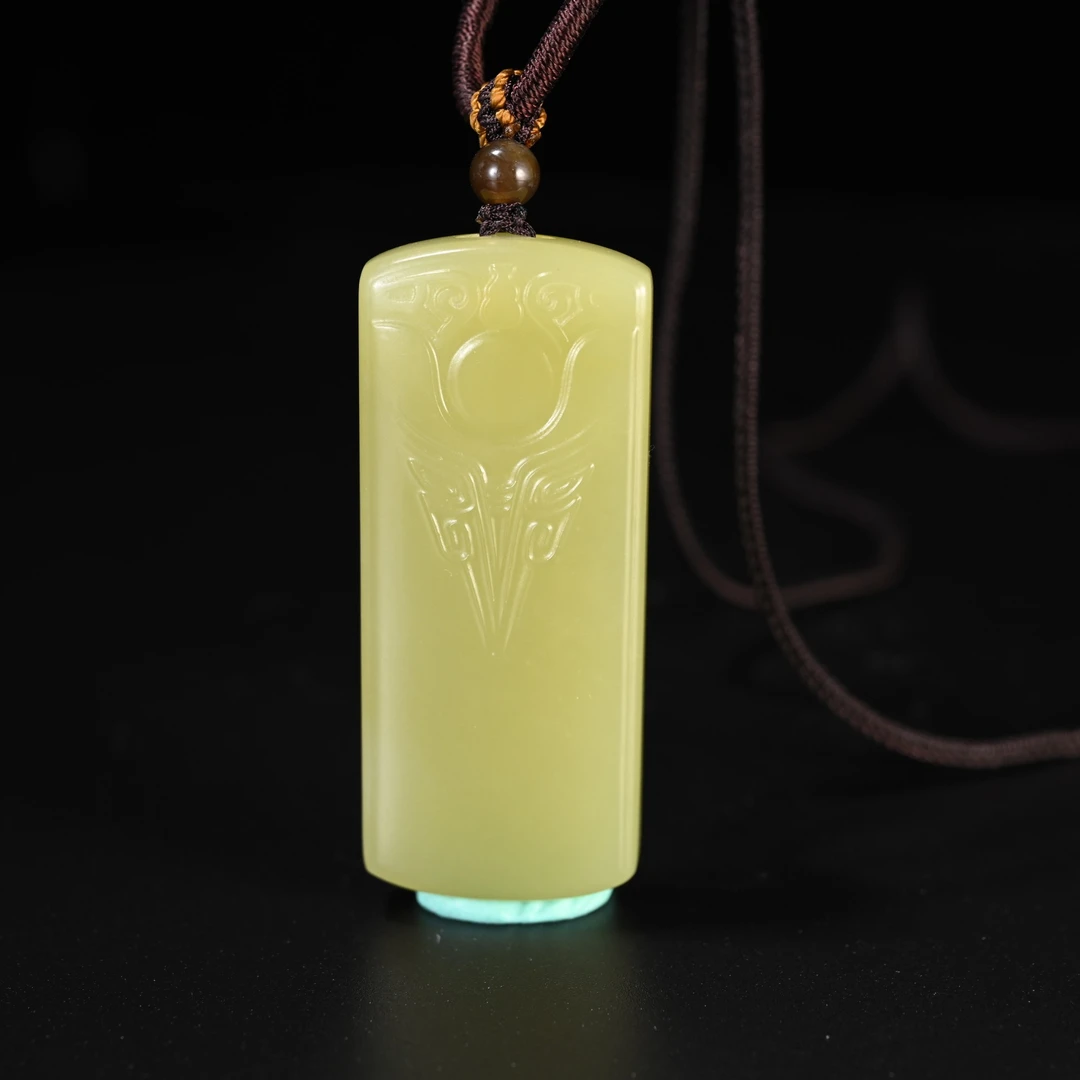 Lot8839 2511040128和田玉黄玉神鸟牌牌佩/保利