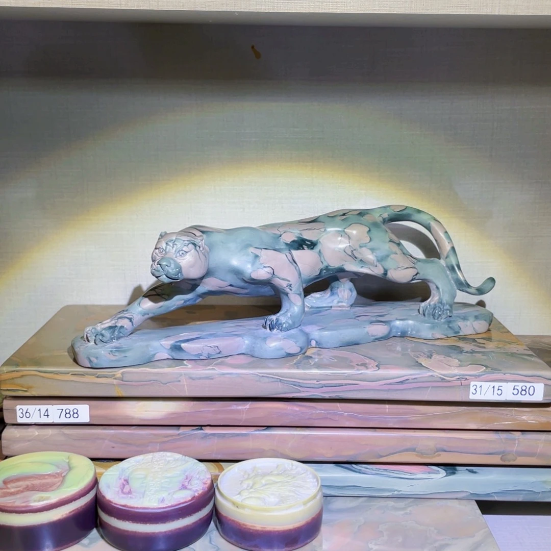 一路豹发天然原石雕刻的