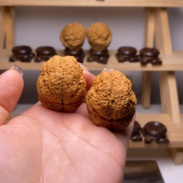 文玩核桃吊坠39老树金蟾王Y06