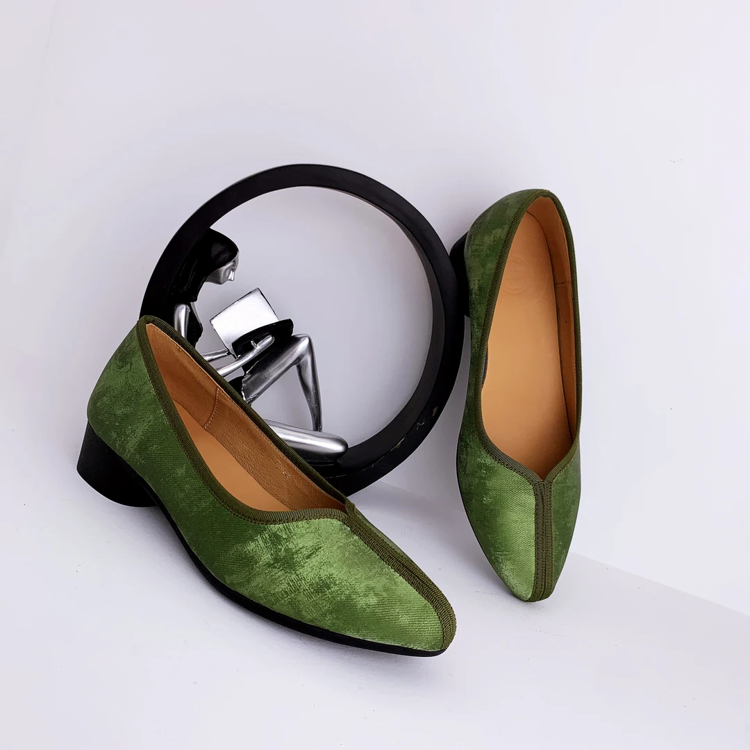 绿色尖头圆粗跟国风单鞋C9688