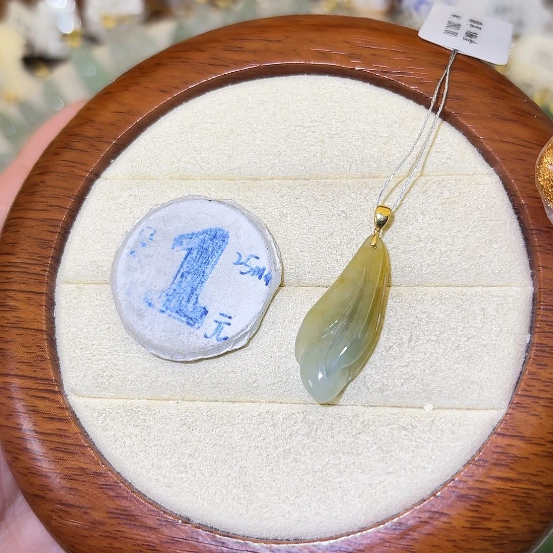 翡翠18K金镶嵌颈饰玉兰花