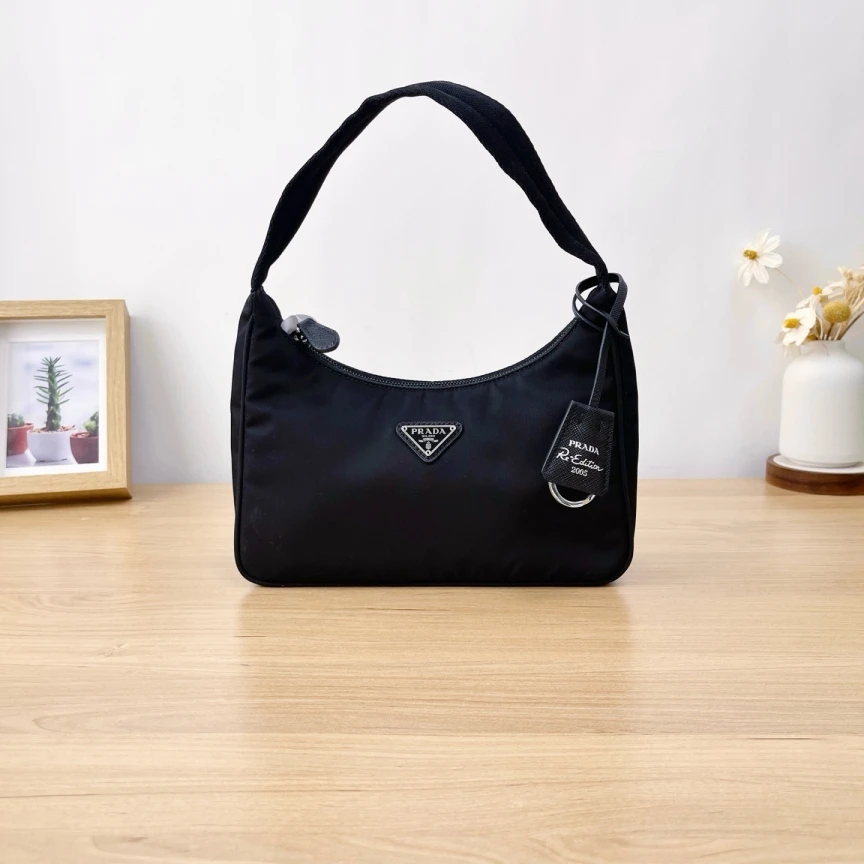 99新 Prada/普拉达 银标hobo/单肩包/9790