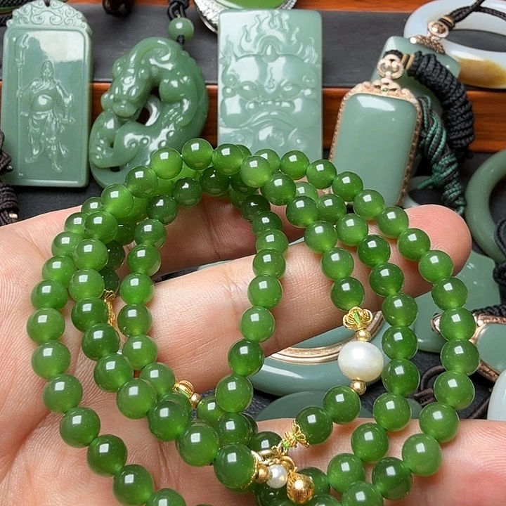 小***美和田玉未镶嵌颈饰