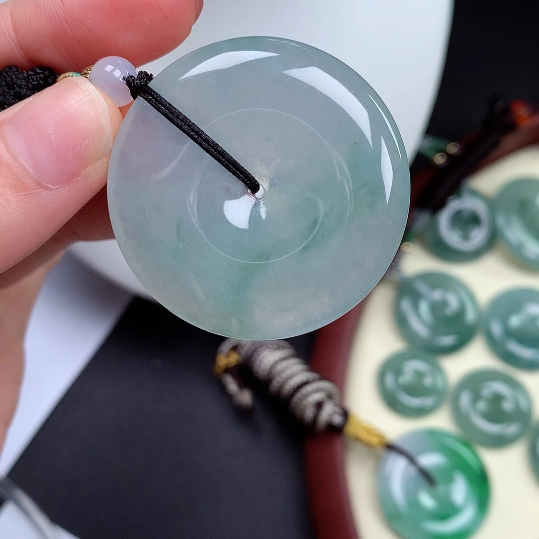 翡翠颈饰未镶嵌平安扣