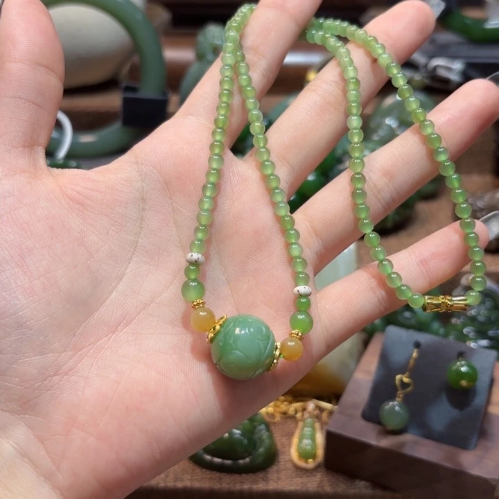 颈饰未镶嵌和田玉（碧玉）