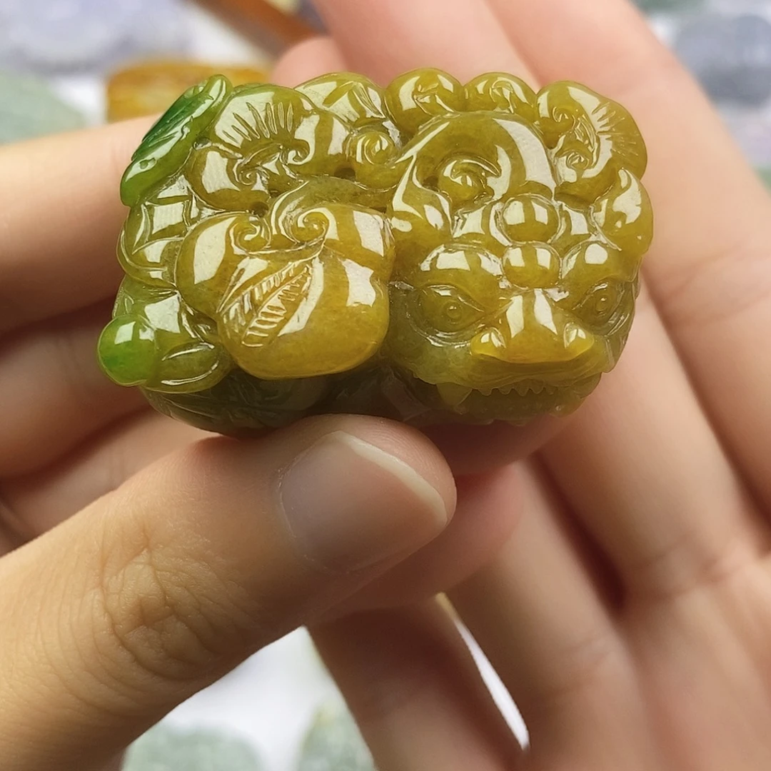 翡翠未镶嵌颈饰貔貅