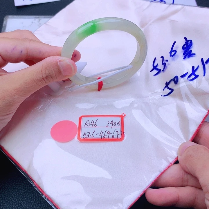 翡翠手镯未镶嵌翡翠