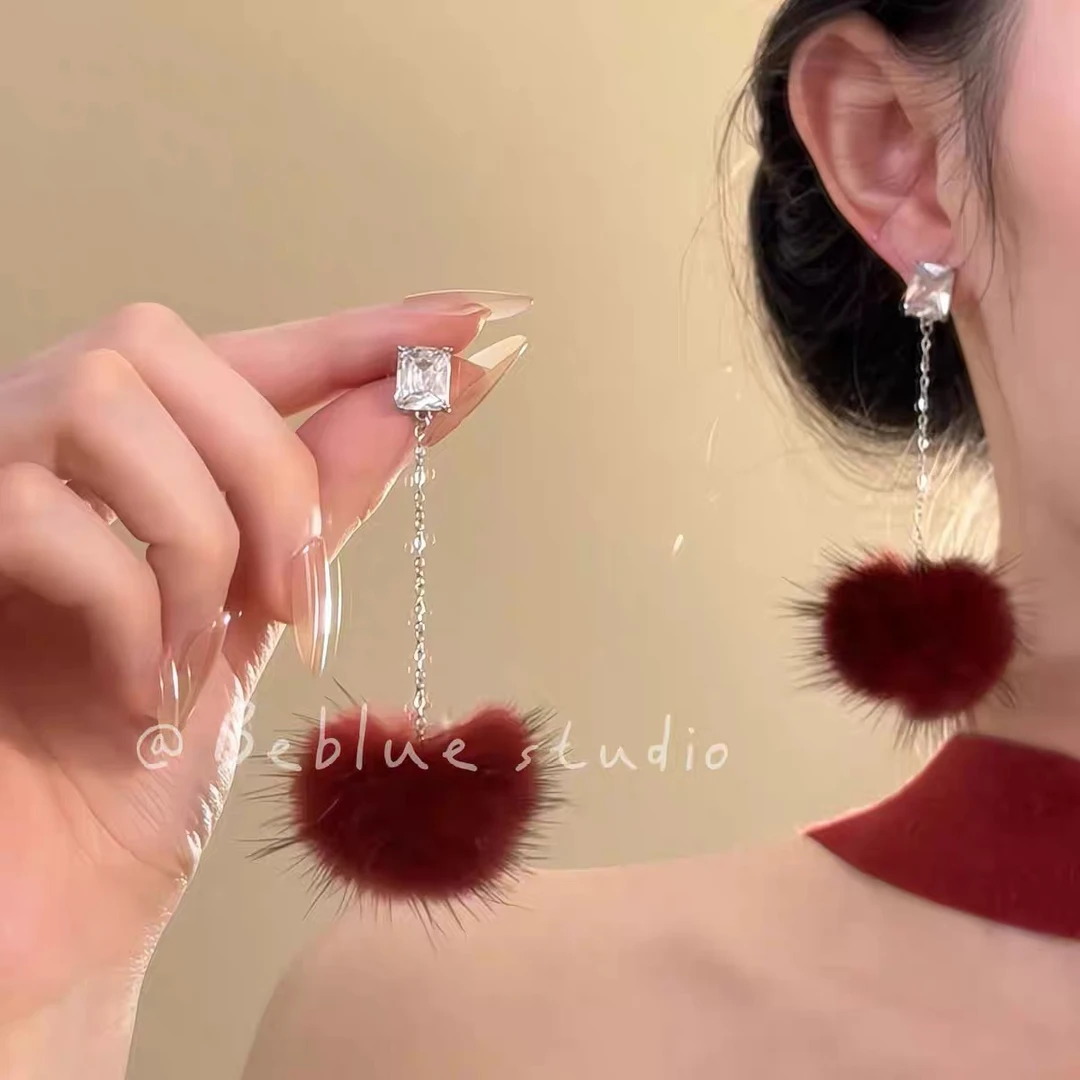 铜合金绒毛耳饰 秋冬毛绒毛球耳环女气质长款超仙可爱百搭耳钉