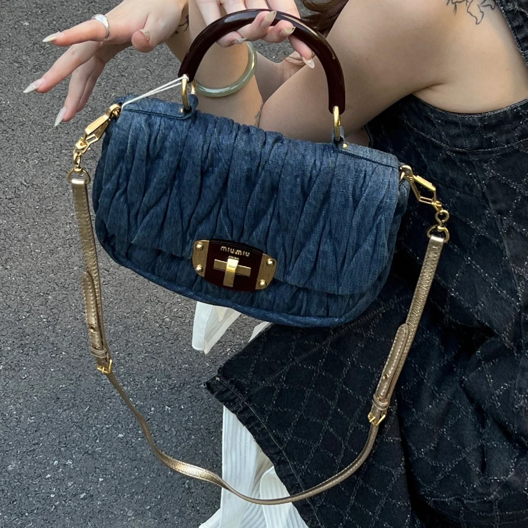 95新 MIU MIU/缪缪 牛仔褶皱玳瑁手提斜挎包