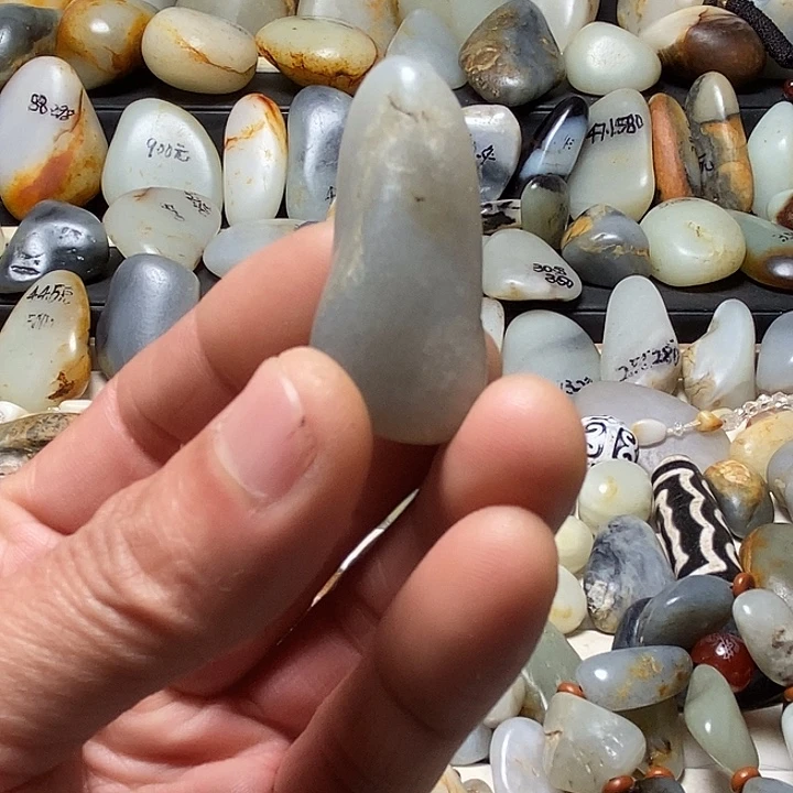 和田玉未镶嵌车挂吊坠