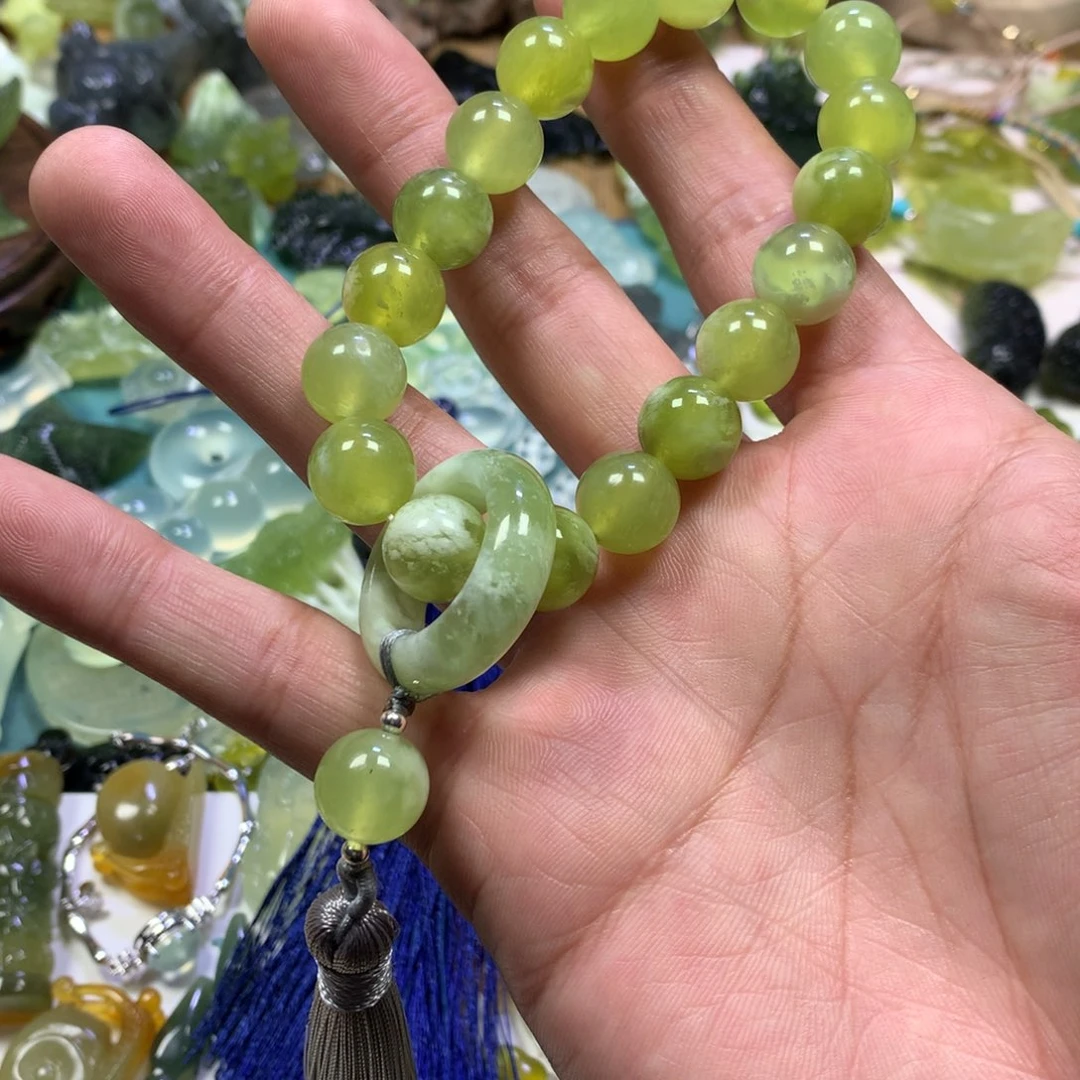 岫玉颈饰未镶嵌T***?手持