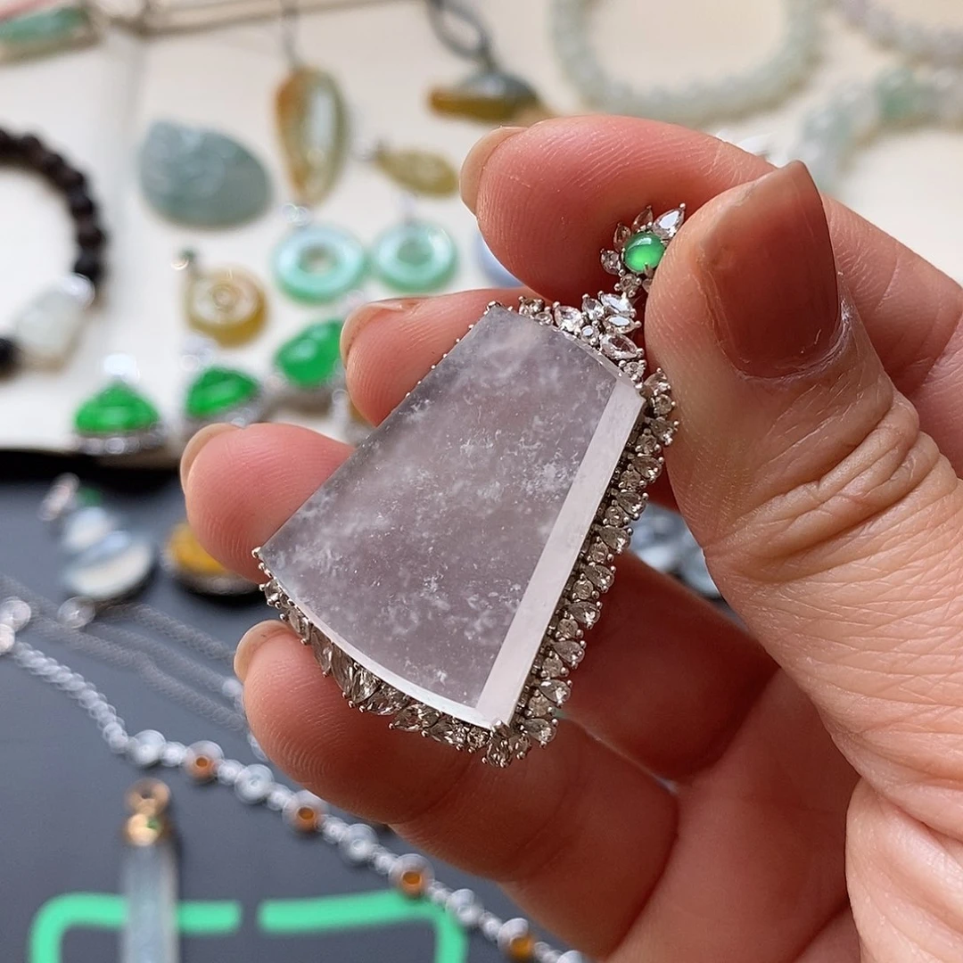 翡翠颈饰18K金镶嵌冰无事牌