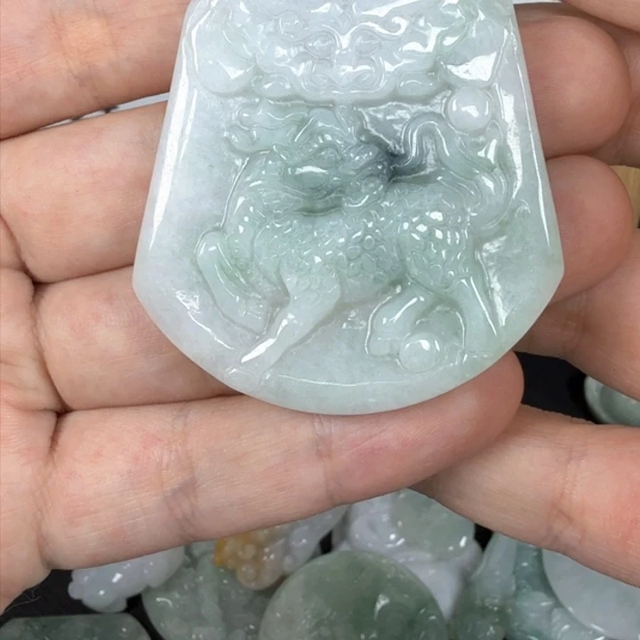 翡翠挂件未镶嵌翡翠