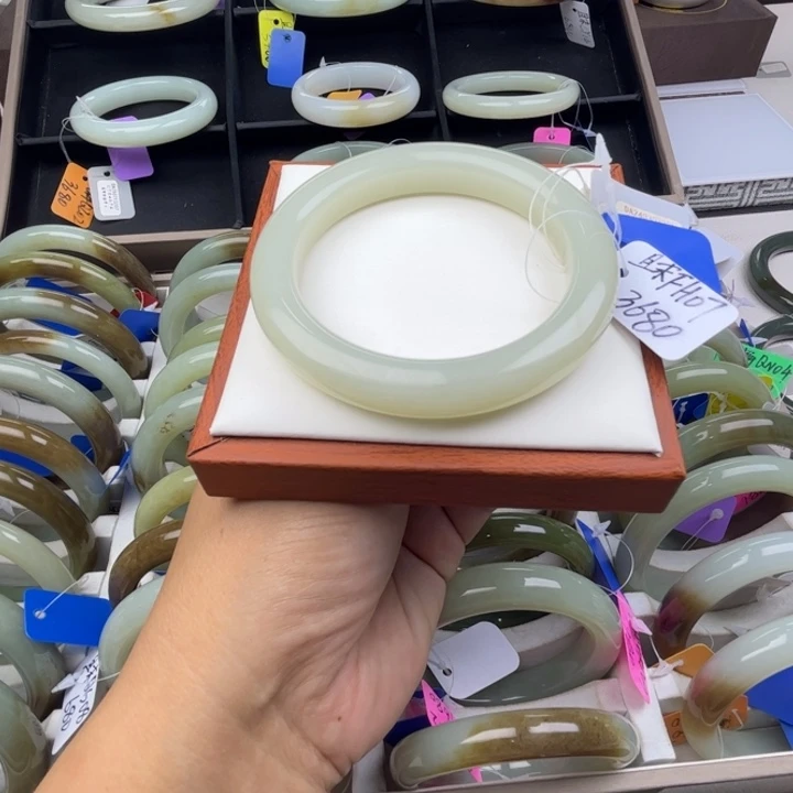 未镶嵌手镯和田玉七月