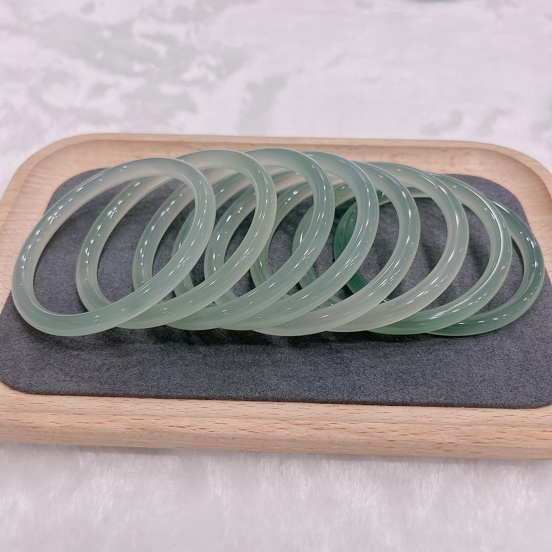 淑群 高冰透玉髓叮当手镯绿色 6mm