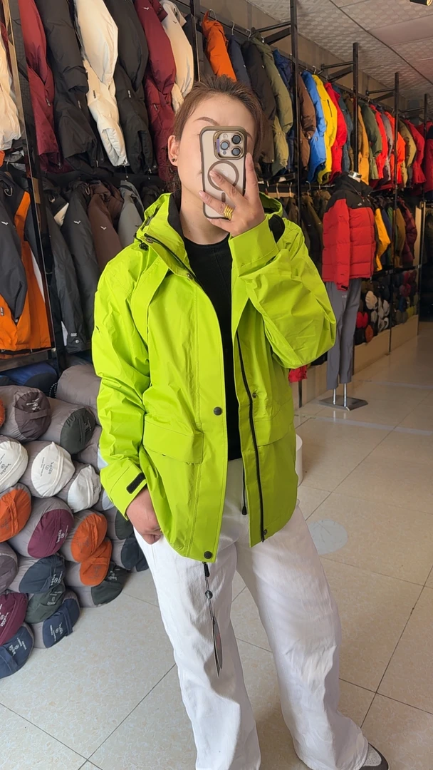 户外连帽防风防水耐磨冲锋衣秋冬旅行登山外套收腰男女同款