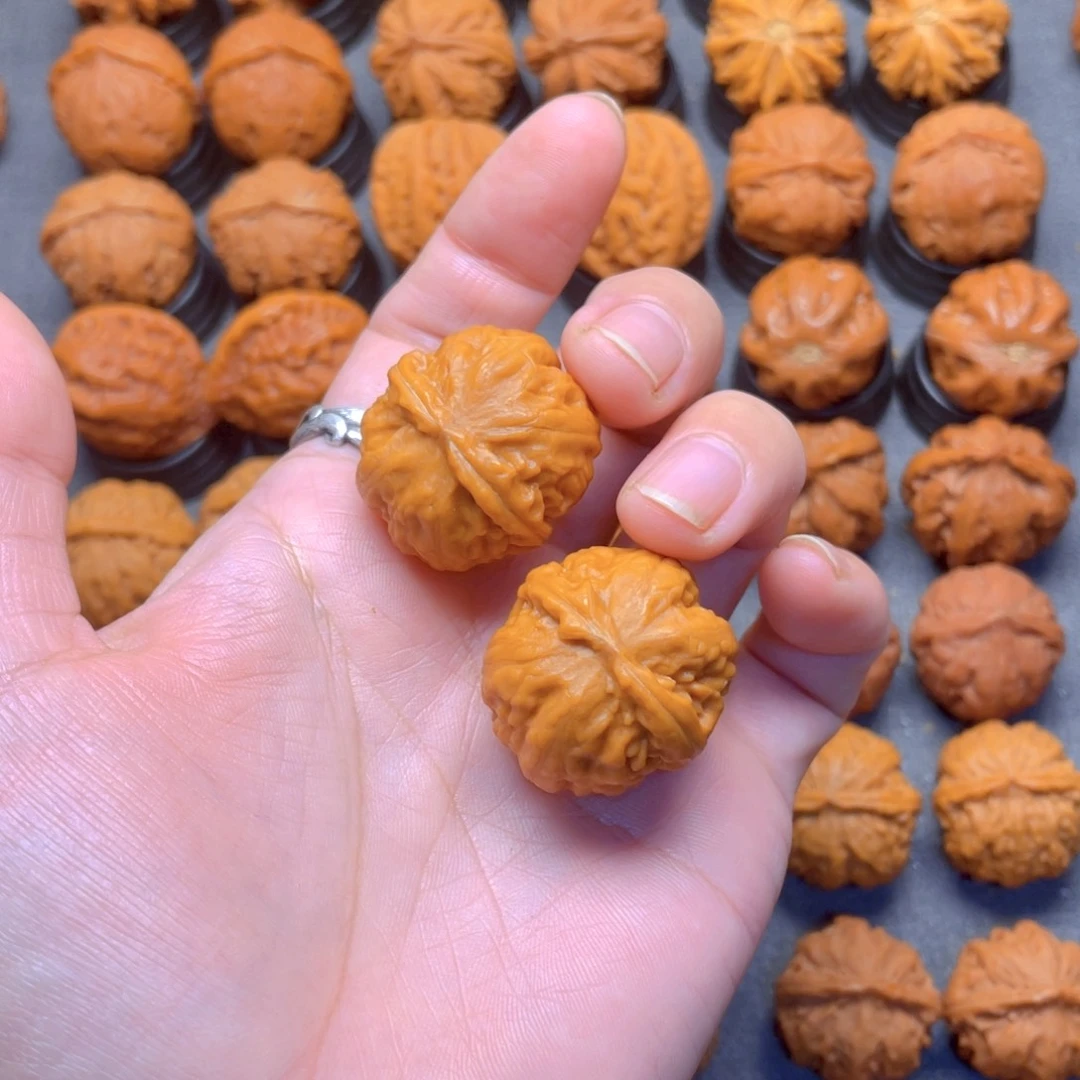 ****肉核桃文玩把件八方来财