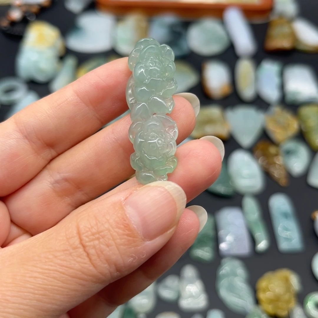 翡翠未镶嵌颈饰并蒂莲