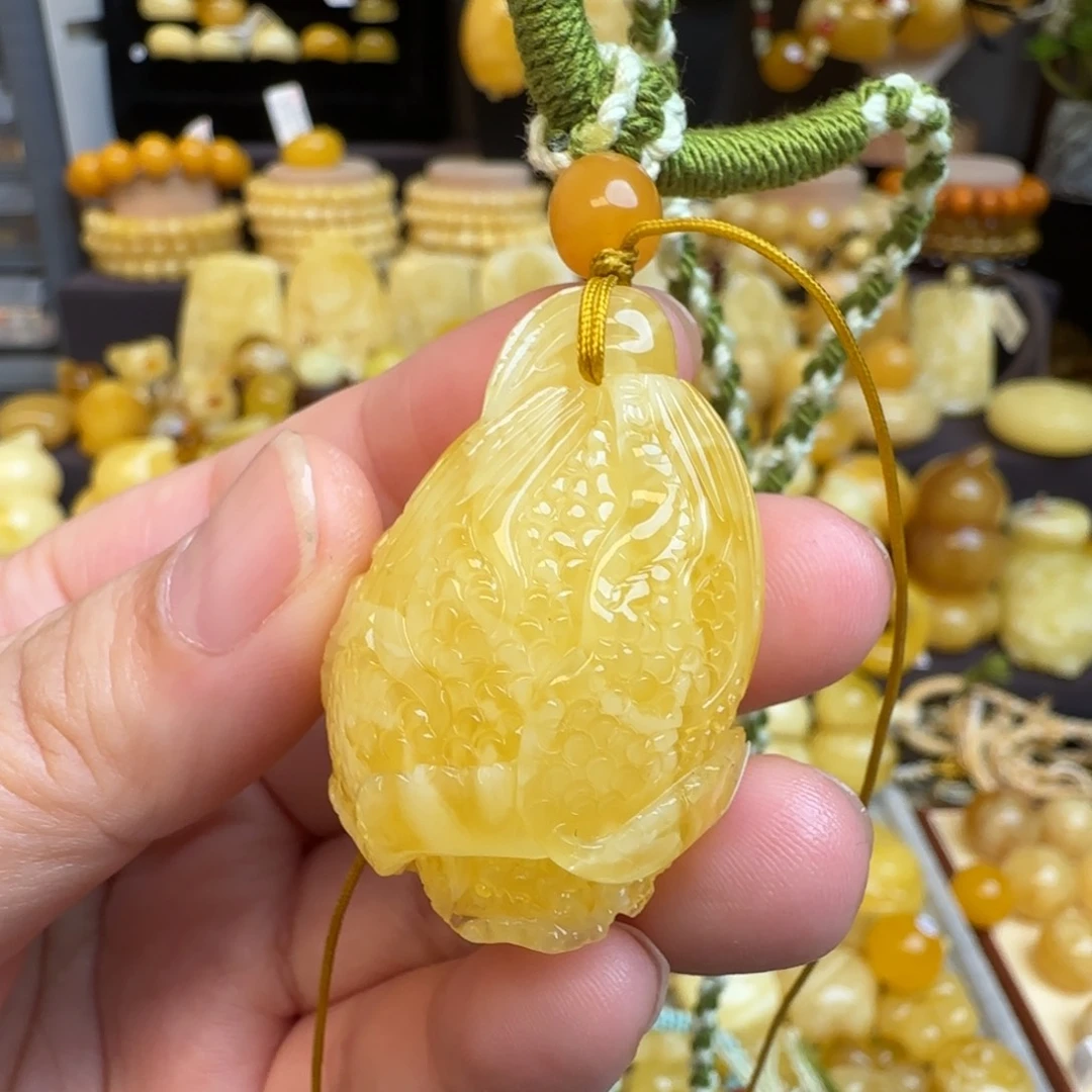 琥珀未镶嵌套链天然俄料鸡油黄蜜蜡百财吊坠