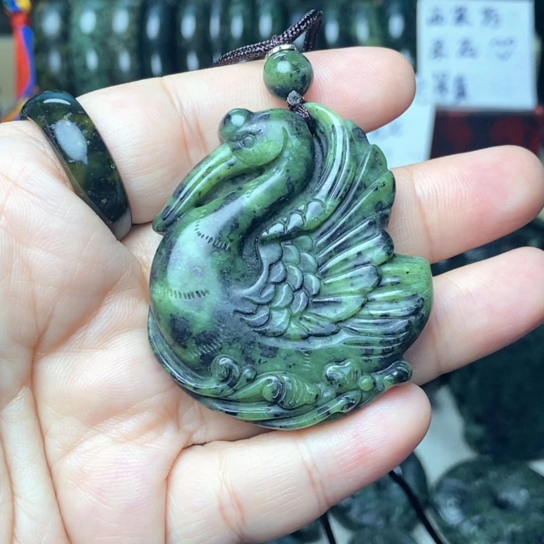 蛇纹石玉未镶嵌颈饰天鹅