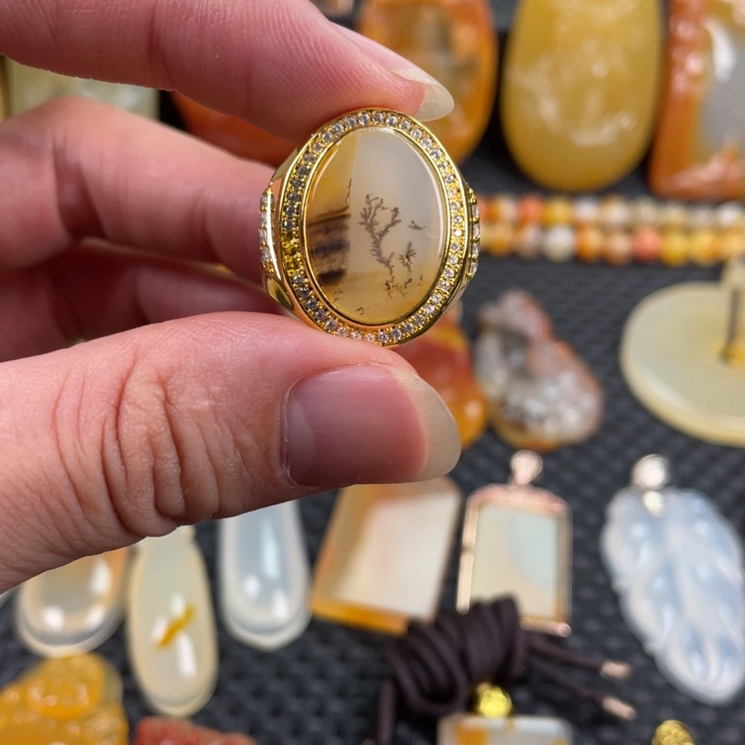 未镶嵌石英质玉（黄龙玉）貔貅吊坠