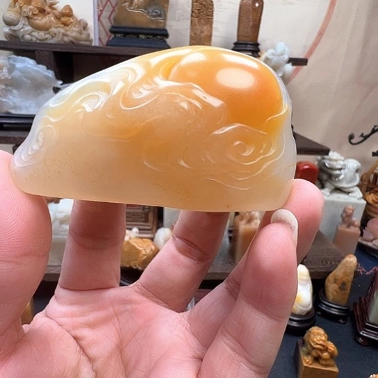 石材寿山黄白巧色荔枝冻石
