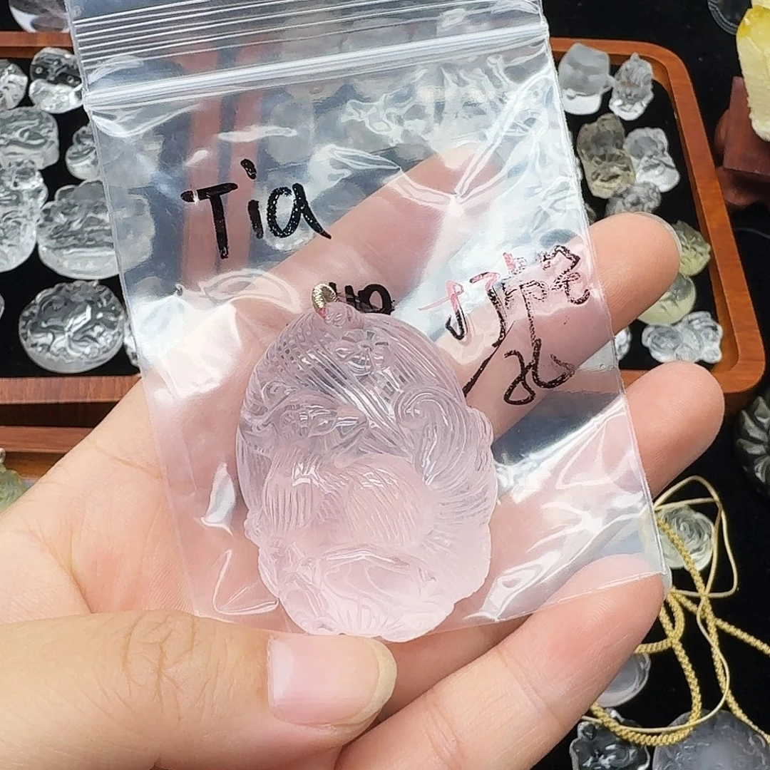未镶嵌颈饰紫晶粉狐