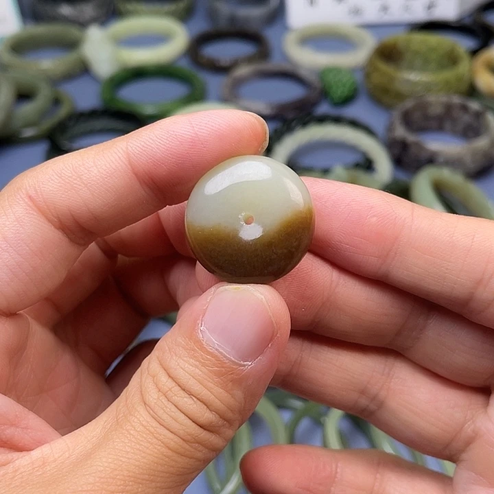 和田玉（糖玉）未镶嵌颈饰25.5mm小包容