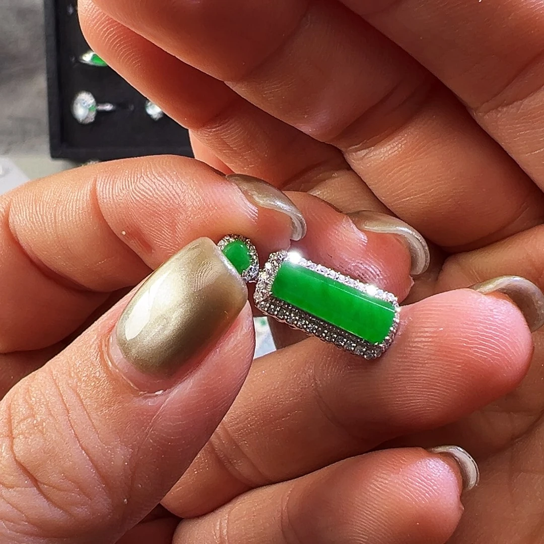 翡翠18K金镶嵌颈饰吊坠