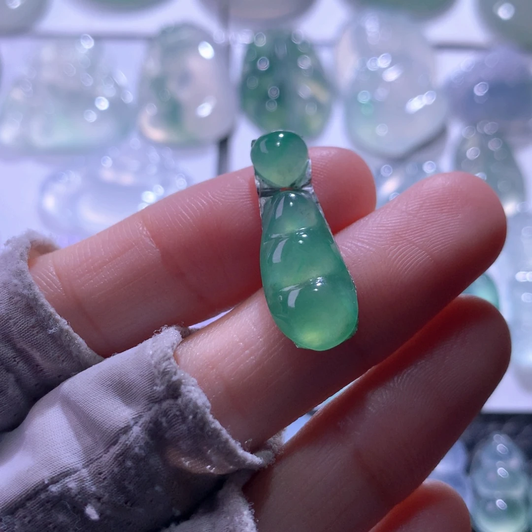 翡翠未镶嵌颈饰豆