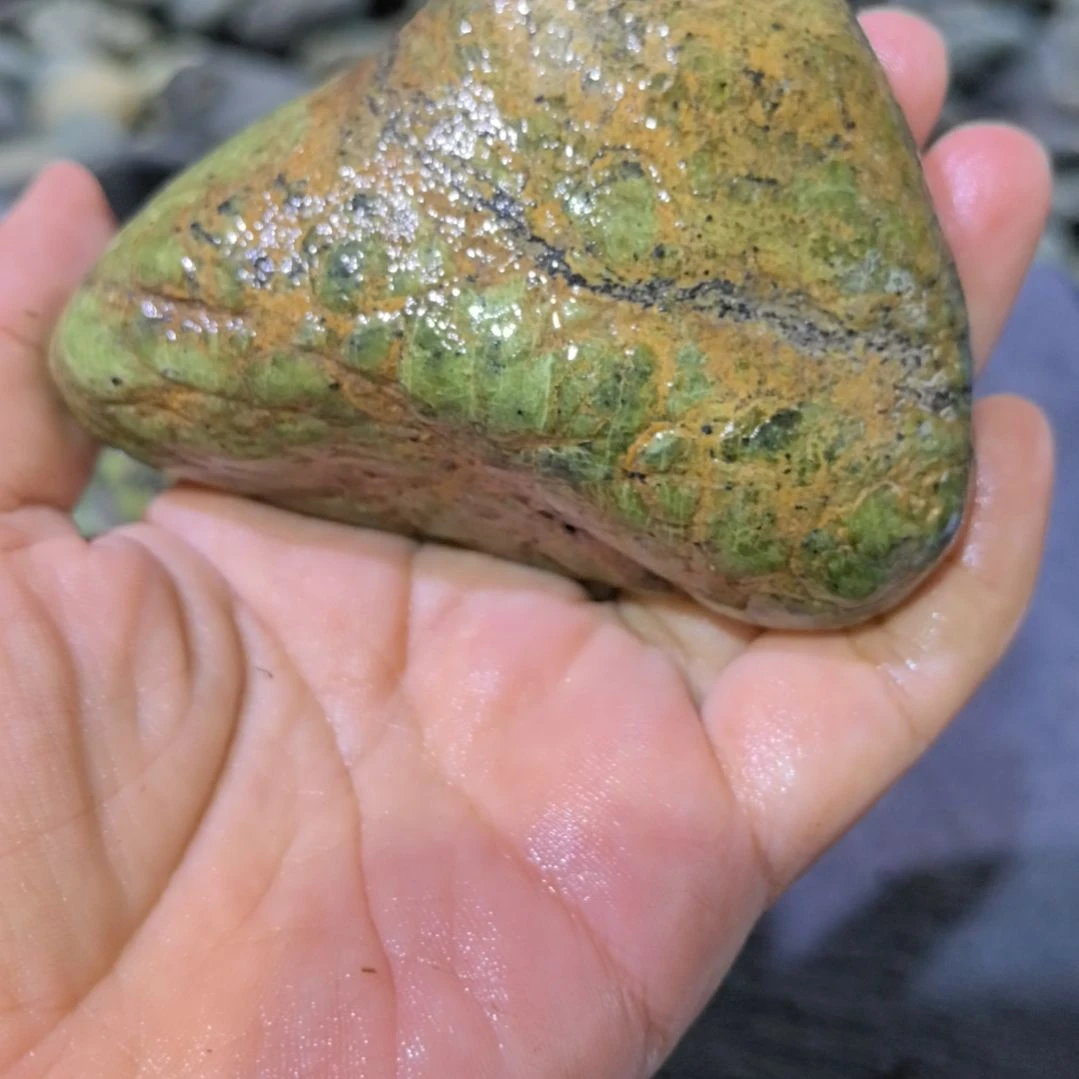 鸡***宝有机玻璃藏玉药王石原石手把件一个