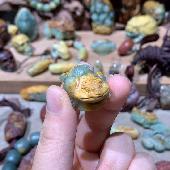 未镶嵌岫岩河磨玉（透闪石质玉）把件墨**山