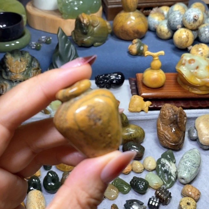 未镶嵌岫岩河磨玉（透闪石质玉）挂件