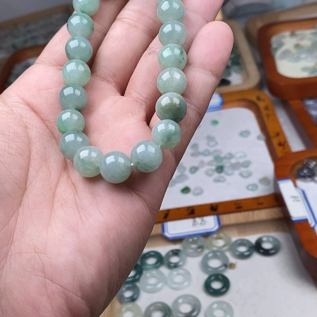 翡翠颈饰未镶嵌圆珠手串