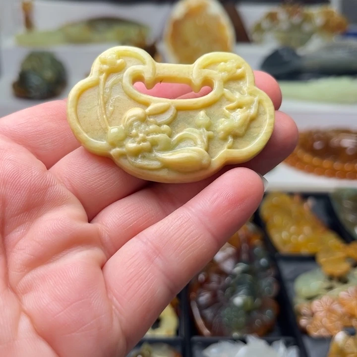 蛇纹石玉未镶嵌挂件